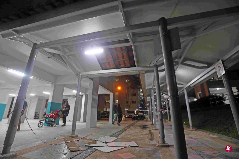 有盖走道内层覆盖着砖块的木板日前脱落,引发居民关注。 有盖走道内层覆盖着砖块的木板日前脱落,引发居民关注。