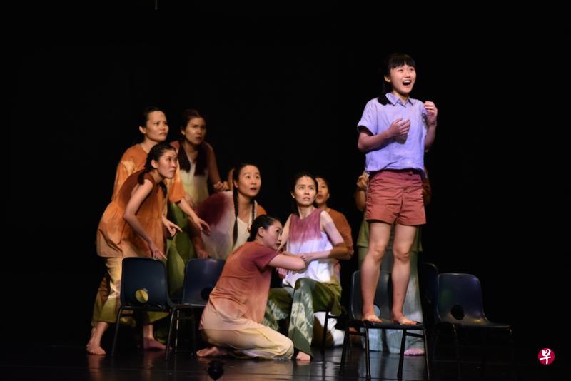 《傻姑娘与怪老树》剧照。(剧场提供) 《傻姑娘与怪老树》剧照。(剧场提供)