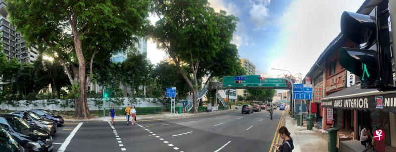 陆交局已在今年1月5日关闭了靠近圣迈克路、沿着实龙岗路而建的行人天桥,并在同一天设置了交通灯行人过道,解决居民乱过马路的问题,同时带来更多便利。(严宣融摄) 陆交局已在今年1月5日关闭了靠近圣迈克路、沿着实龙岗路而建的行人天桥,并在同一天设置了交通灯行人过道,解决居民乱过马路的问题,同时带来更多便利。(严宣融摄)