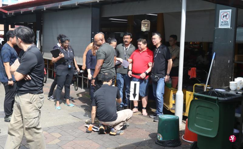 51岁的被告陈威锦(红衣者)昨早被押回命案现场协助警方重组案情,他全程神情镇定,待了15分钟后被押回警车离开。(饶进礼摄) 51岁的被告陈威锦(红衣者)昨早被押回命案现场协助警方重组案情,他全程神情镇定,待了15分钟后被押回警车离开。(饶进礼摄)