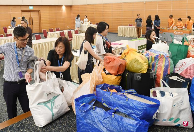 新加坡报业控股的员工在昨天的地球日共捐出了500公斤旧衣物供再循环。(海峡时报) 新加坡报业控股的员工在昨天的地球日共捐出了500公斤旧衣物供再循环。(海峡时报)