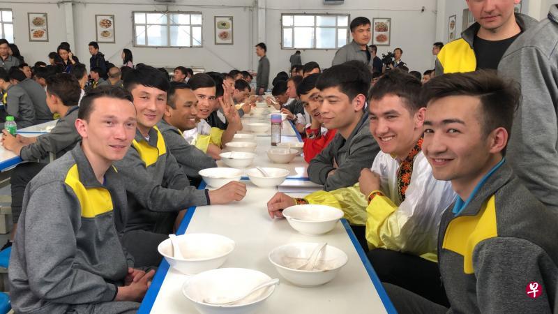 疏勒县教培中心的学生在食堂里用餐，神情看来轻松自然。（游润恬摄）