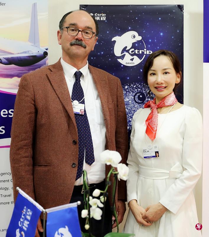 携程CEO孙洁(右)与世界银行前高级官员霍克曼教授展开对话。 携程CEO孙洁(右)与世界银行前高级官员霍克曼教授展开对话。