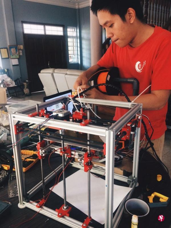 在符懋清短暂的创新与发明历程中,令他最自豪的成品,是他在初级学院一年级自创的3D打印系统。(受访者提供) 在符懋清短暂的创新与发明历程中,令他最自豪的成品,是他在初级学院一年级自创的3D打印系统。(受访者提供)