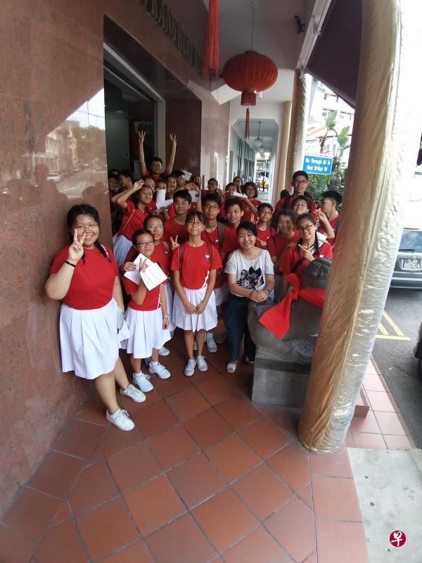 南华中学学生参观文史街。（南华中学提供）