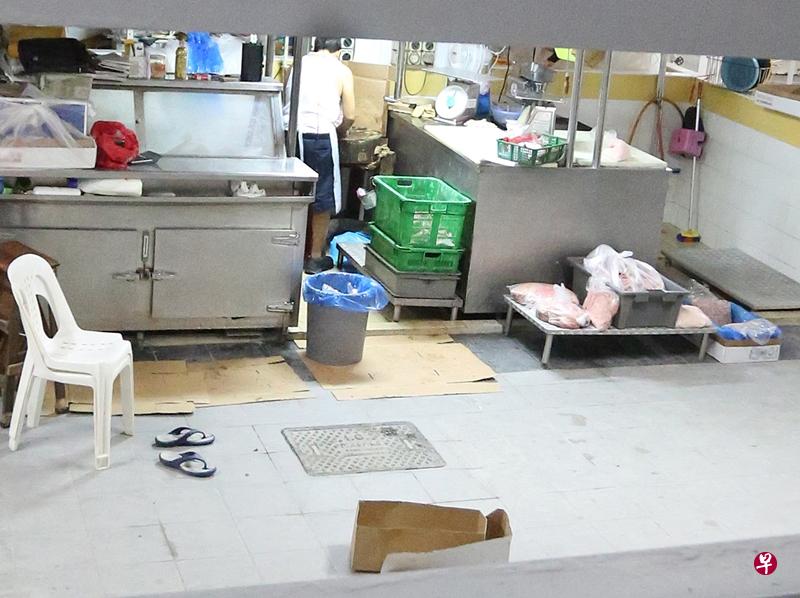 记者目睹大约8个摊主,凌晨时分回到关闭的巴刹处理鱼肉。(曾宪隆摄) 记者目睹大约8个摊主,凌晨时分回到关闭的巴刹处理鱼肉。(曾宪隆摄)