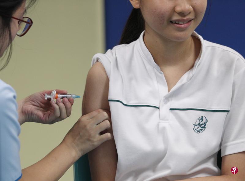 自保健促进局本月开始为全国中一女生注射子宫颈癌疫苗以来,已有超过2700名中一女生注射第一剂HPV疫苗。(林泽锐摄) 自保健促进局本月开始为全国中一女生注射子宫颈癌疫苗以来,已有超过2700名中一女生注射第一剂HPV疫苗。(林泽锐摄)