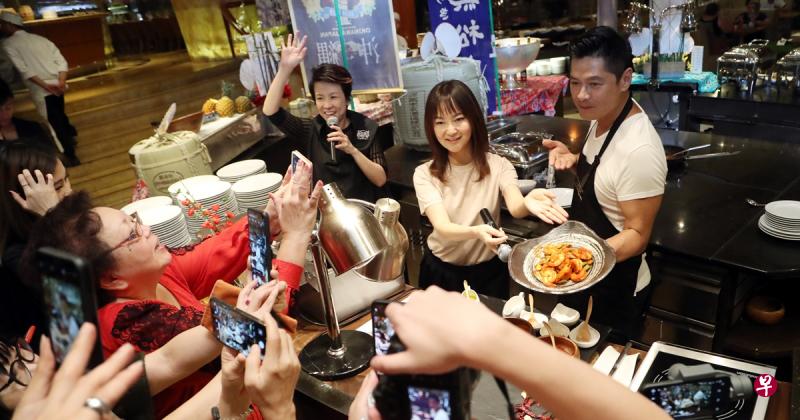 “型男主厨”南星一掌锅,立即引来媒体围观。(饶进礼摄) “型男主厨”南星一掌锅,立即引来媒体围观。(饶进礼摄)