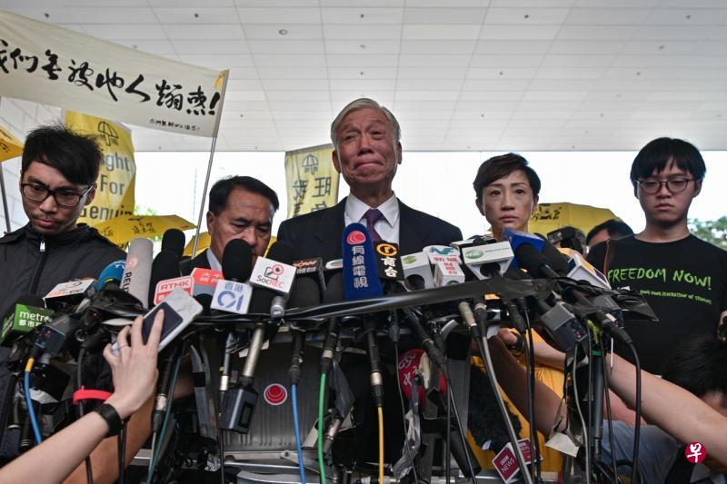 获判缓刑执行、社会服务令和押后判刑的五名被告昨天离开法庭后会见媒体,其中身为“占中三子”之一的朱耀明(中)忍不住流泪,表示对戴耀廷和陈健民被判入狱“极之难过”,自己这几年与两人从未分离,接下来他会竭尽一切的力量和办法,给予他们及其家人支持、安慰和鼓励。(法新社) 获判缓刑执行、社会服务令和押后判刑的五名被告昨天离开法庭后会见媒体,其中身为“占中三子”之一的朱耀明(中)忍不住流泪,表示对戴耀廷和陈健民被判入狱“极之难过”,自己这几年与两人从未分离,接下来他会竭尽一切的力量和办法,给予他们及其家人支持、安慰和鼓励。(法新社)