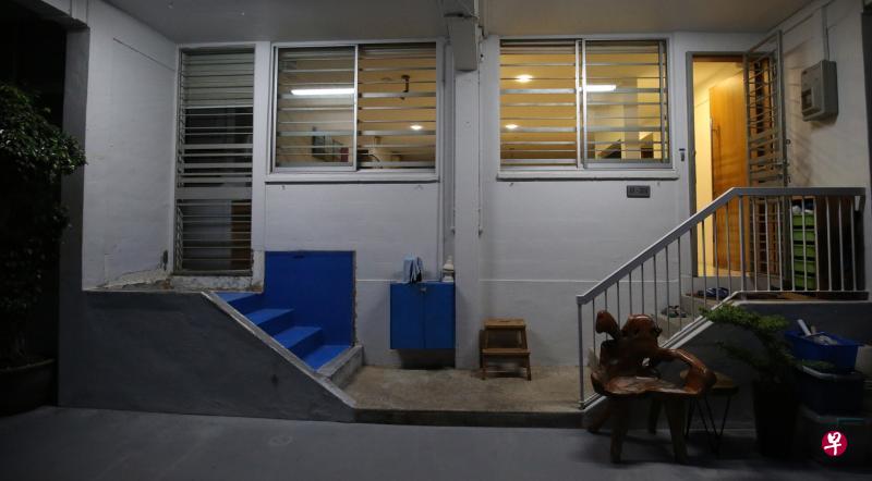 屋主多次上诉被驳回后,已拆除了位于淡滨尼41街第415座底层单位的“梯级鱼缸”。(梁麒麟摄) 屋主多次上诉被驳回后,已拆除了位于淡滨尼41街第415座底层单位的“梯级鱼缸”。(梁麒麟摄)