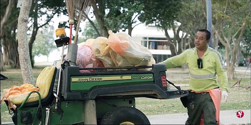为糊口,王先生从中国来本地担任清洁工。(截自视频) 为糊口,王先生从中国来本地担任清洁工。(截自视频)