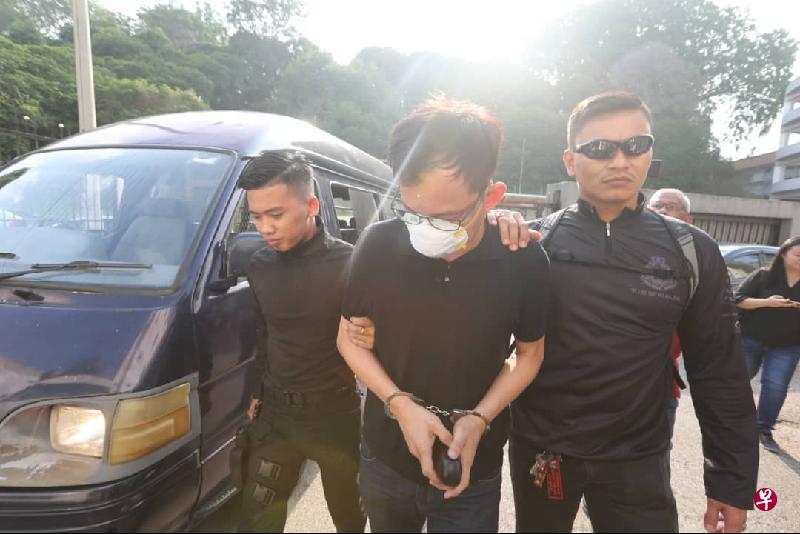 新加坡男子沈伟德(译音、中)被控涉及巴西古当金金河污染案。他周四出庭时戴着口罩遮掩面貌。(星洲日报) 新加坡男子沈伟德(译音、中)被控涉及巴西古当金金河污染案。他周四出庭时戴着口罩遮掩面貌。(星洲日报)