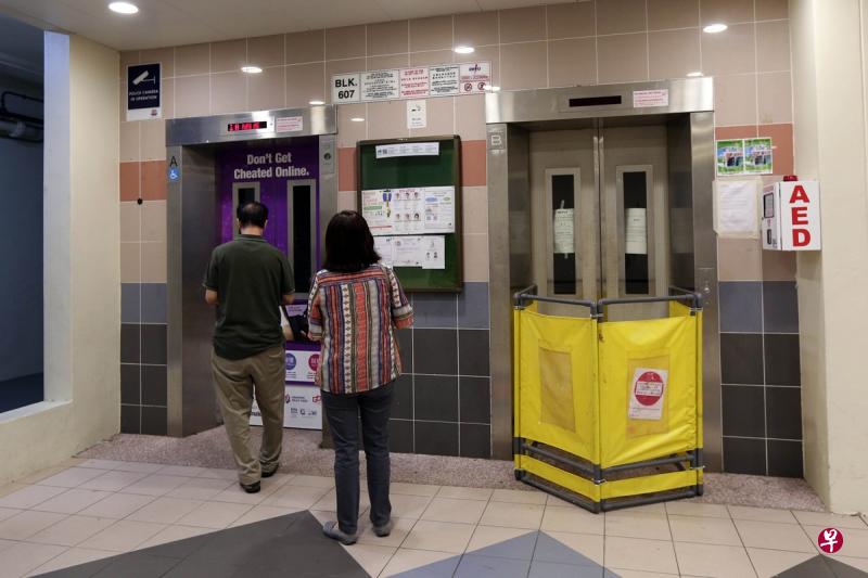 整座组屋有56户人家,目前只能共用其中一部电梯。 整座组屋有56户人家,目前只能共用其中一部电梯。