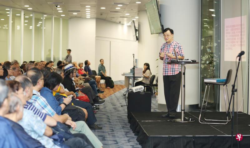 摄影师、前新闻工作者徐伏钢在第17场早报悦读@NLB讲座上,分享他的人生经验。(档案照) 摄影师、前新闻工作者徐伏钢在第17场早报悦读@NLB讲座上,分享他的人生经验。(档案照)