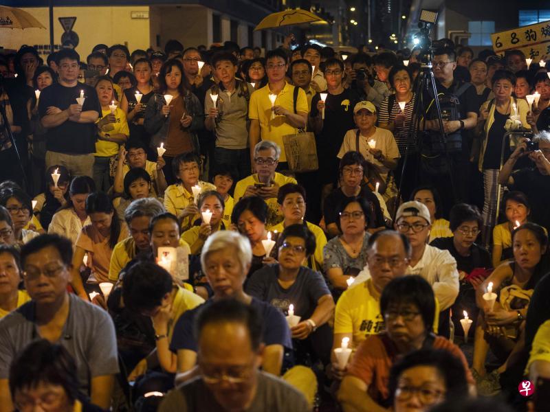 “占中九子”的支持者前晚到香港荔枝角收押所外,手持蜡烛静坐,声援被囚在收押所内的四子。(彭博社) “占中九子”的支持者前晚到香港荔枝角收押所外,手持蜡烛静坐,声援被囚在收押所内的四子。(彭博社)
