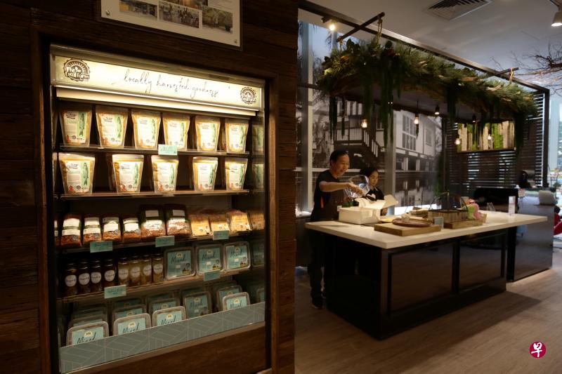 Mosscape快闪店设有外带包装和堂食服务柜台。（陈渊庄摄）