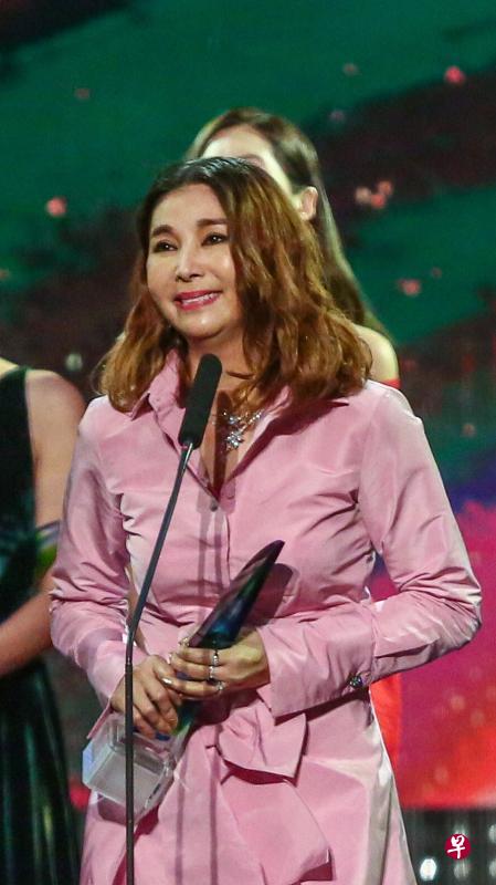 陈秀环在红星得奖的开心照上载IG也被删。(档案照) 陈秀环在红星得奖的开心照上载IG也被删。(档案照)