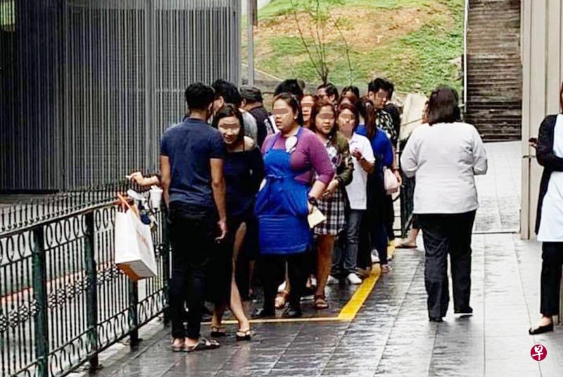 约25人在黄格区内吸烟,形成拥挤的画面。(取自面簿) 约25人在黄格区内吸烟,形成拥挤的画面。(取自面簿)