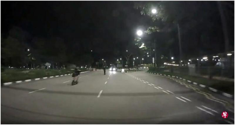 网友的行车记录器拍摄到两辆电动踏板车在体育场路高速行驶。(取自面簿) 网友的行车记录器拍摄到两辆电动踏板车在体育场路高速行驶。(取自面簿)