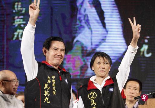 前第一夫人周美青(右)被传也要参加国民党党内初选,台湾前总统马英九(左)笑称“等着吧”。图为马英九与周美青2012年总统选举后宣布连任成功的照片。(法新社档案照) 前第一夫人周美青(右)被传也要参加国民党党内初选,台湾前总统马英九(左)笑称“等着吧”。图为马英九与周美青2012年总统选举后宣布连任成功的照片。(法新社档案照)