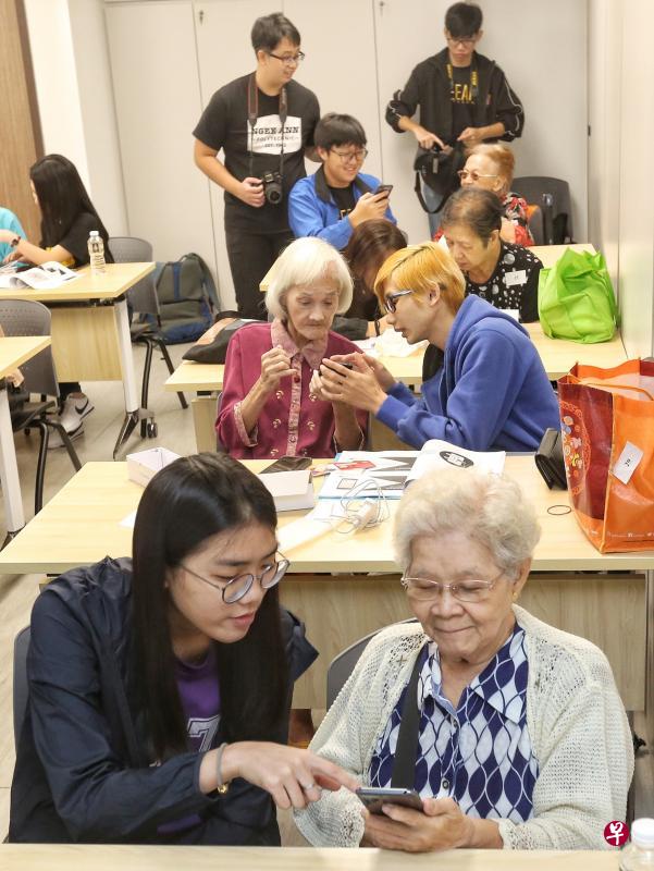 来自义安工院信息传播技术学院、诺雅初级学院,以及社区伙伴的代表,教导受惠居民如何使用智能手机。(特约陈福洲摄) 来自义安工院信息传播技术学院、诺雅初级学院,以及社区伙伴的代表,教导受惠居民如何使用智能手机。(特约陈福洲摄)
