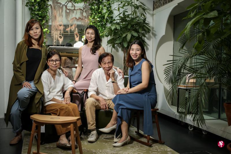 林芳纬(正中央粉红衣者)与父母妹妹们。左起:幺妹林祉君、母亲郭彩鸾、她、父亲林炳耀和二妹林妍惠。 林芳纬(正中央粉红衣者)与父母妹妹们。左起:幺妹林祉君、母亲郭彩鸾、她、父亲林炳耀和二妹林妍惠。