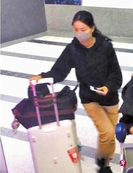 黄心颖被拍到推着行李箱步出洛杉矶机场。(互联网) 黄心颖被拍到推着行李箱步出洛杉矶机场。(互联网)