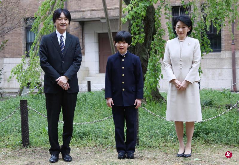 悠仁亲王本月8日在御茶水女子大学附属初中与父亲秋筱宫文仁亲王(左)和母亲纪子妃合影,准备参加在东京举行的入学仪式。(法新社) 悠仁亲王本月8日在御茶水女子大学附属初中与父亲秋筱宫文仁亲王(左)和母亲纪子妃合影,准备参加在东京举行的入学仪式。(法新社)