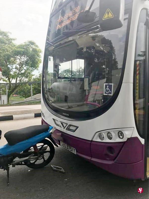 巴士当时为闪避电单车而刹车,车上的6岁男童被抛飞。(取自面簿) 巴士当时为闪避电单车而刹车,车上的6岁男童被抛飞。(取自面簿)
