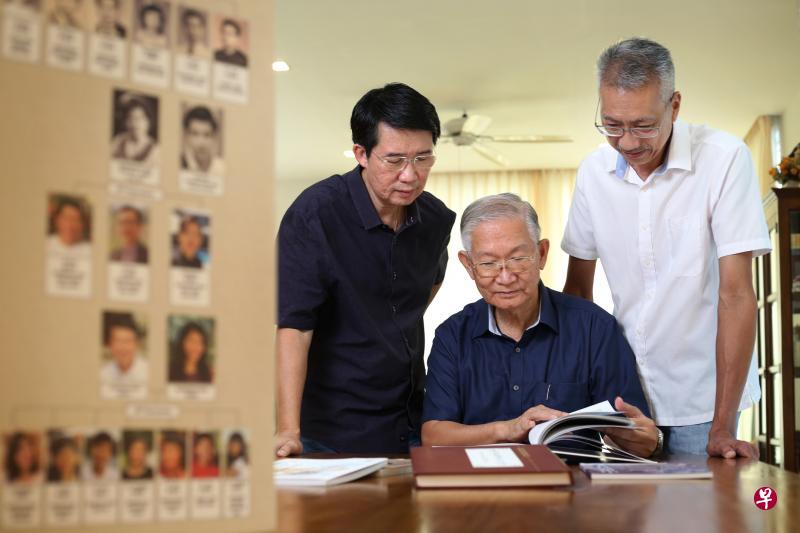 族谱学会义务英文秘书林世平(左)上个月出版英文书“My Maternal Roots”。图为他与族谱学会会长黄友江(中)和理事钟强顺,一起翻阅新书。(龙国雄摄) 族谱学会义务英文秘书林世平(左)上个月出版英文书“My Maternal Roots”。图为他与族谱学会会长黄友江(中)和理事钟强顺,一起翻阅新书。(龙国雄摄)