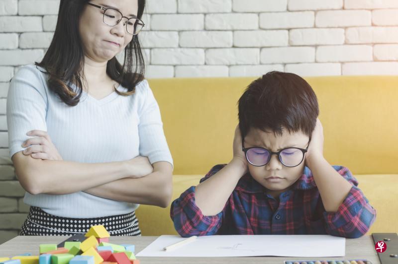许多家长为小朋友抗拒做功课而伤脑筋。(iStock图) 许多家长为小朋友抗拒做功课而伤脑筋。(iStock图)