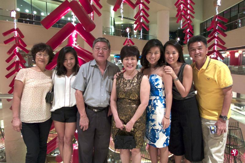 蔡新慧（左四）全家大小都视女佣米拉（左一）为家中一员。（受访者提供）