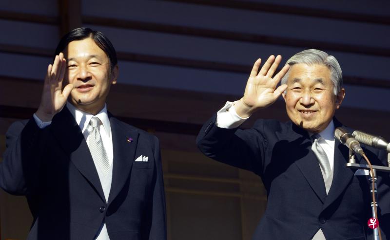 4月30日,日本明仁天皇(右)将正式退位,而德仁皇太子(左)将于5月1日成为新天皇。(法新社) 4月30日,日本明仁天皇(右)将正式退位,而德仁皇太子(左)将于5月1日成为新天皇。(法新社)