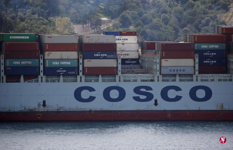 中国国务院前天《改革国有资本授权经营体制方案》,明确对国企实行清单管理,最大限度减少政府对市场活动的直接干预。图为国企之一中国远洋海运的一艘集装箱船。(路透社资料图) 中国国务院前天《改革国有资本授权经营体制方案》,明确对国企实行清单管理,最大限度减少政府对市场活动的直接干预。图为国企之一中国远洋海运的一艘集装箱船。(路透社资料图)