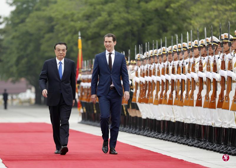 中国总理李克强(左)在人民大会堂东门外广场为库尔茨举行欢迎仪式。(中新社) 中国总理李克强(左)在人民大会堂东门外广场为库尔茨举行欢迎仪式。(中新社)