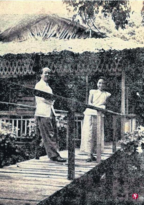 胡俞之(左)与沈兹九经三年八个月的流亡,从苏门答腊重归新加坡时摄。 胡俞之(左)与沈兹九经三年八个月的流亡,从苏门答腊重归新加坡时摄。