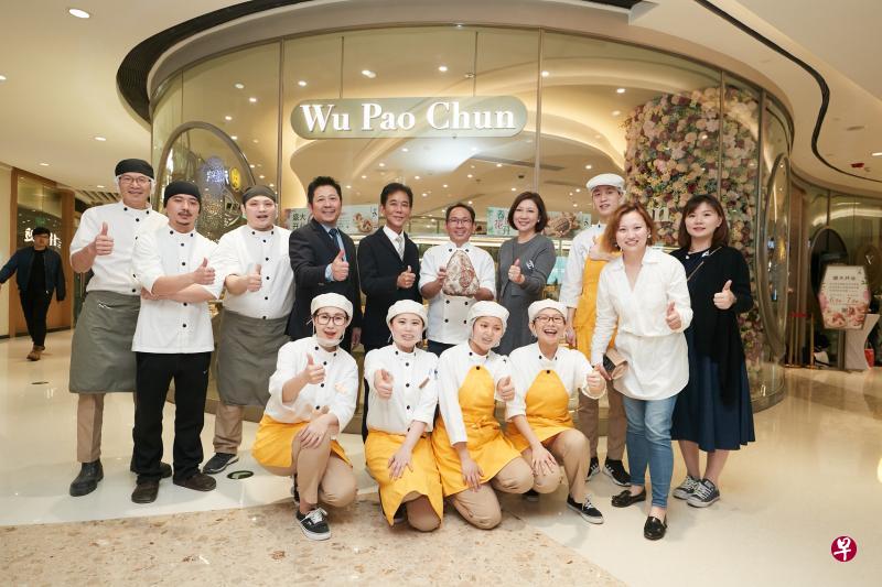 吴宝春麦坊在大陆的第二家门店开在高端购物商场上海国金中心，面包物语集团主席郭明忠（后排左五起）、台湾面包大师吴宝春，以及面包物语集团副主席李丽玲出席开业活动。（面包物语提供）