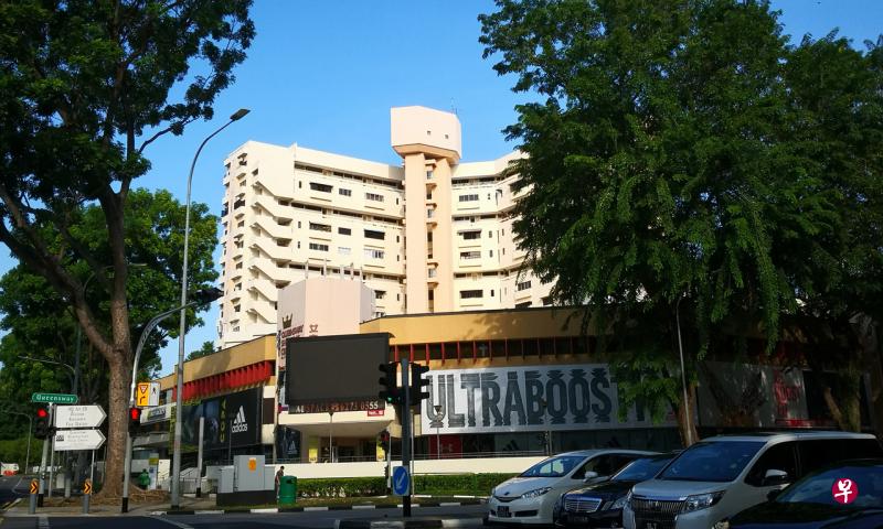 女皇道购物中心和女皇道公寓建于1976年左右,拥有241家商店,和78个住宅单位。(温伟中摄) 女皇道购物中心和女皇道公寓建于1976年左右,拥有241家商店,和78个住宅单位。(温伟中摄)