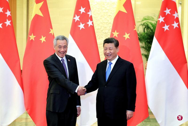 正在北京访问的我国总理李显龙(左)昨天在北京人民大会堂会见中国国家主席习近平。(通讯及新闻部提供) 正在北京访问的我国总理李显龙(左)昨天在北京人民大会堂会见中国国家主席习近平。(通讯及新闻部提供)