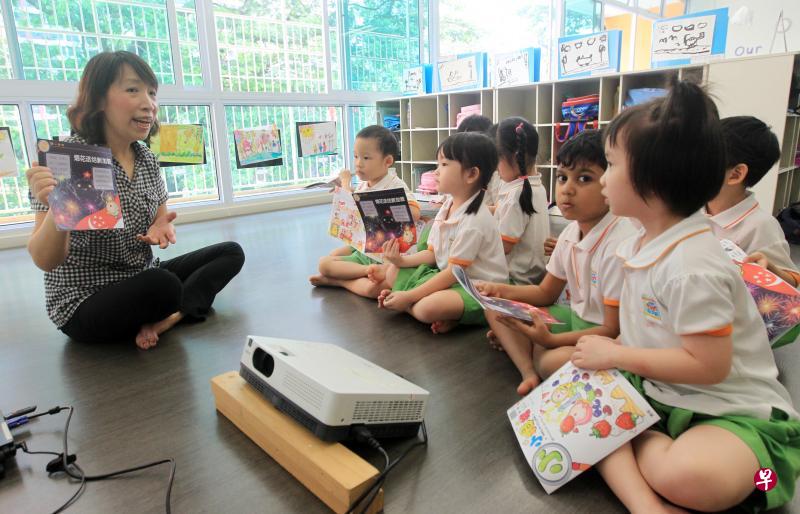 《小小拇指》2013年推出时,永安路幼乐园的老师便在课堂上使用这份刊物进行试教。来临的新加坡书展上,职总优儿学府的资深教育团队受邀主讲名为“《小小拇指》教学实践分享”的讲座。(档案照片) 《小小拇指》2013年推出时,永安路幼乐园的老师便在课堂上使用这份刊物进行试教。来临的新加坡书展上,职总优儿学府的资深教育团队受邀主讲名为“《小小拇指》教学实践分享”的讲座。(档案照片)
