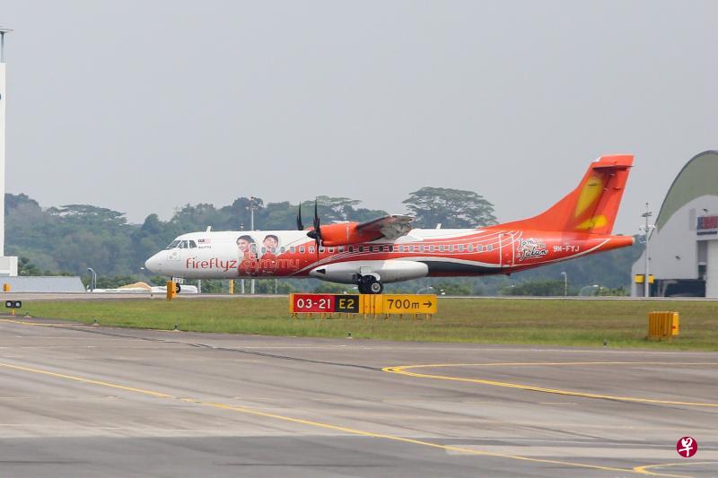 飞萤航空一架从梳邦机场飞来我国实里达机场的航班,因恶劣天气能见度低被迫改道,在柔佛士乃机场降陆,60多人受影响。(档案照片) 飞萤航空一架从梳邦机场飞来我国实里达机场的航班,因恶劣天气能见度低被迫改道,在柔佛士乃机场降陆,60多人受影响。(档案照片)