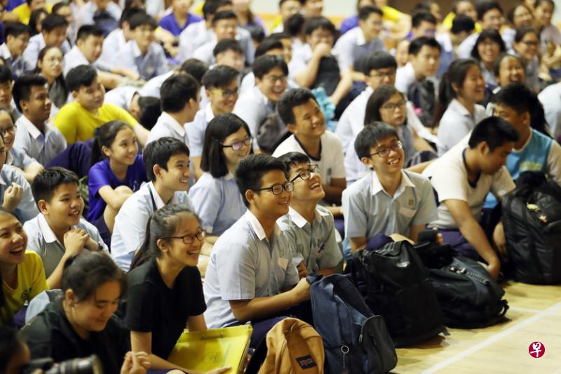 义安中学的同学们在歌声和笑声中，体验学习华文华语的乐趣。（饶进礼摄）