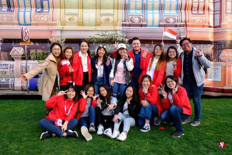 复旦大学新加坡学生们在“如切/加东”留影纪念2019新加坡日 (张贝璘摄) 复旦大学新加坡学生们在“如切/加东”留影纪念2019新加坡日 (张贝璘摄)