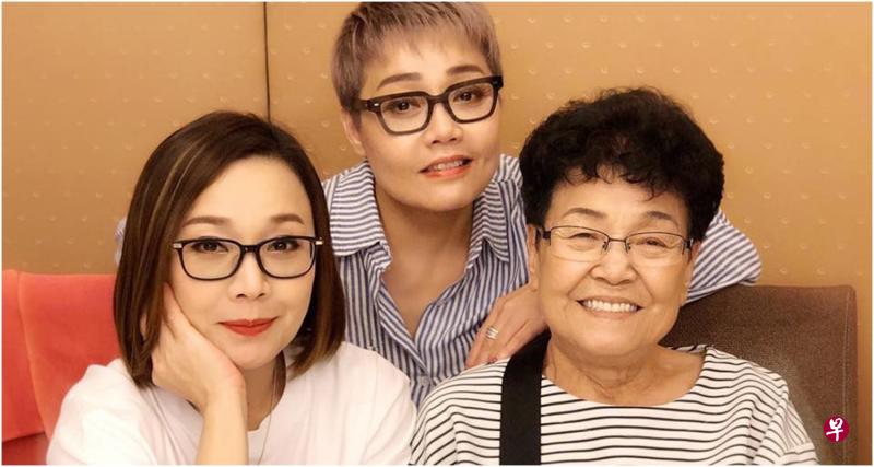 朱玲玲(左)昨日在面簿贴上这张和妹妹朱莉莉(中)及朱妈妈的合照,写了一段感人的贴文悼念母亲。(取自面簿) 朱玲玲(左)昨日在面簿贴上这张和妹妹朱莉莉(中)及朱妈妈的合照,写了一段感人的贴文悼念母亲。(取自面簿)