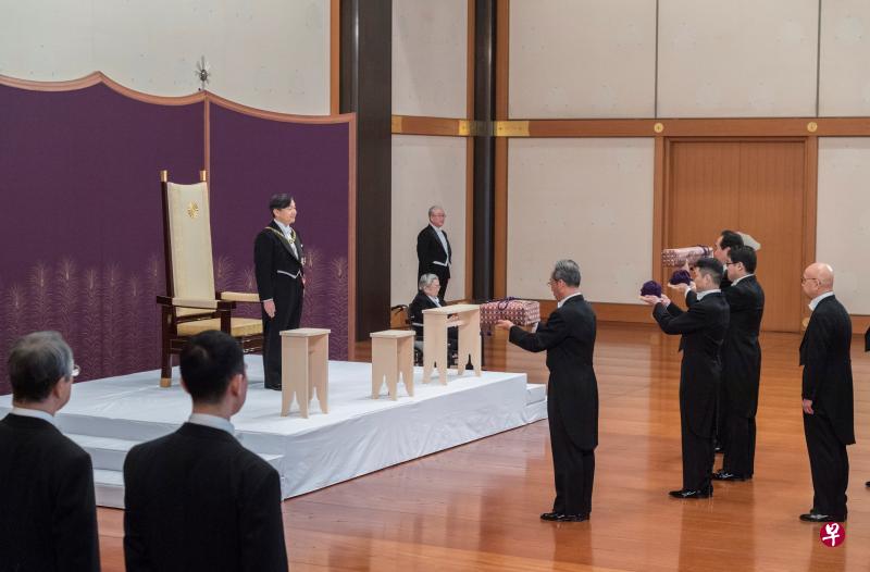 5月1日,在松之间举行的继承典礼上,德仁天皇继承象征皇位的三种神器中的剑、勾玉,以及国印“国玺”和天皇印“御玺”。(法新社) 5月1日,在松之间举行的继承典礼上,德仁天皇继承象征皇位的三种神器中的剑、勾玉,以及国印“国玺”和天皇印“御玺”。(法新社)