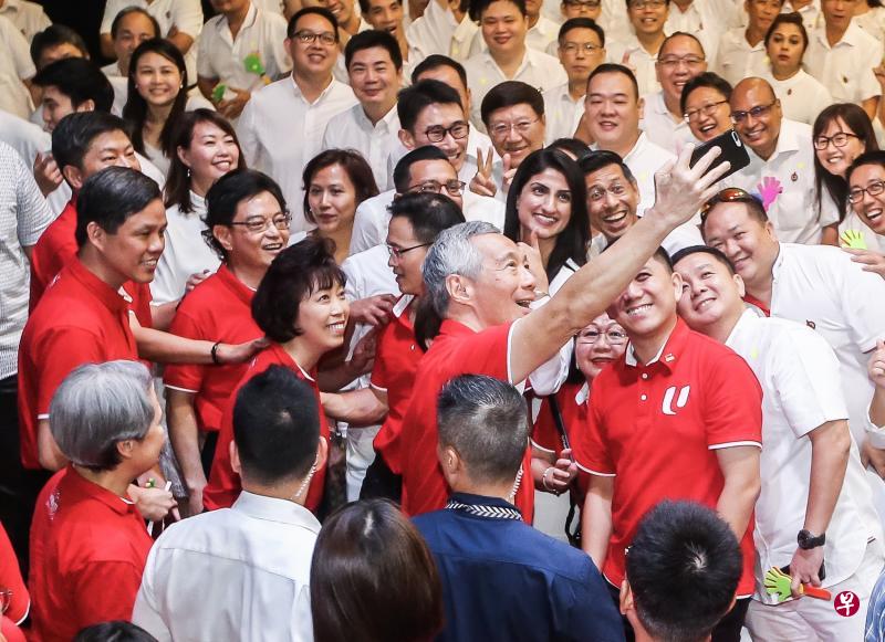 劳动节集会散会后,李显龙总理高举手机,和贸工部长陈振声(左起)、职总秘书长黄志明、副总理兼财政部长王瑞杰、职总会长雷家英等自拍。(梁伟康摄) 劳动节集会散会后,李显龙总理高举手机,和贸工部长陈振声(左起)、职总秘书长黄志明、副总理兼财政部长王瑞杰、职总会长雷家英等自拍。(梁伟康摄)