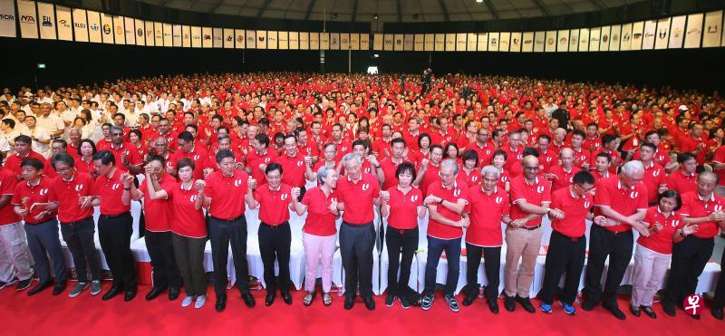 政治领导人、工运领袖,以及企业代表等1600多人昨天在白沙乐怡度假村举行的劳动节集会上,欢庆我国工运取得的成就。前排左起为基础建设统筹部长兼交通部长许文远、曾担任职总秘书长的前人力部长林瑞生、贸工部长陈振声、职总财务秘书杜国宝、人力部长兼内政部第二部长杨莉明、总理公署部长、职总秘书长黄志明、副总理兼财政部长王瑞杰、总理夫人何晶、李显龙总理、职总会长雷家英、全国雇主联合会会长叶进国、职总副会长卡迪卡炎、国务资政兼社会政策统筹部长尚达曼、职总副会长陈福顺、荣誉国务资政吴作栋、职总前会长谢秀慧,以及全国雇主联合会前会长李庆言。(梁伟康摄) 政治领导人、工运领袖,以及企业代表等1600多人昨天在白沙乐怡度假村举行的劳动节集会上,欢庆我国工运取得的成就。前排左起为基础建设统筹部长兼交通部长许文远、曾担任职总秘书长的前人力部长林瑞生、贸工部长陈振声、职总财务秘书杜国宝、人力部长兼内政部第二部长杨莉明、总理公署部长、职总秘书长黄志明、副总理兼财政部长王瑞杰、总理夫人何晶、李显龙总理、职总会长雷家英、全国雇主联合会会长叶进国、职总副会长卡迪卡炎、国务资政兼社会政策统筹部长尚达曼、职总副会长陈福顺、荣誉国务资政吴作栋、职总前会长谢秀慧,以及全国雇主联合会前会长李庆言。(梁伟康摄)