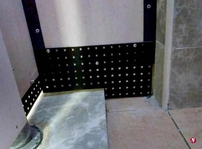 国大近日进一步加强宿舍保安,部分女厕隔间上下端已封起来。(受访者提供) 国大近日进一步加强宿舍保安,部分女厕隔间上下端已封起来。(受访者提供)