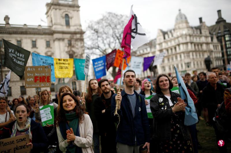 气候变迁倡议团体“反抗灭绝”1日在伦敦国会大厦广场示威,要求政府采取实际行动应对气候变化。(路透社) 气候变迁倡议团体“反抗灭绝”1日在伦敦国会大厦广场示威,要求政府采取实际行动应对气候变化。(路透社)