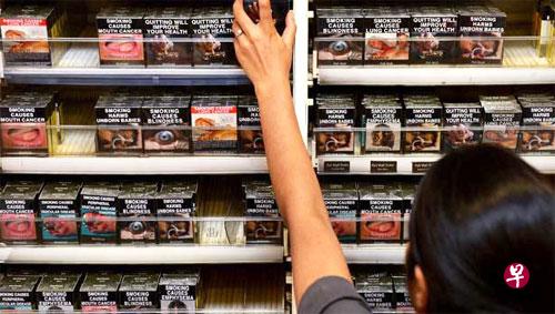 全球多国目前都规定香烟盒子必须印有抽烟引发不同疾病的可怕图像,试图以此降低民众抽烟的欲望。(互联网) 全球多国目前都规定香烟盒子必须印有抽烟引发不同疾病的可怕图像,试图以此降低民众抽烟的欲望。(互联网)